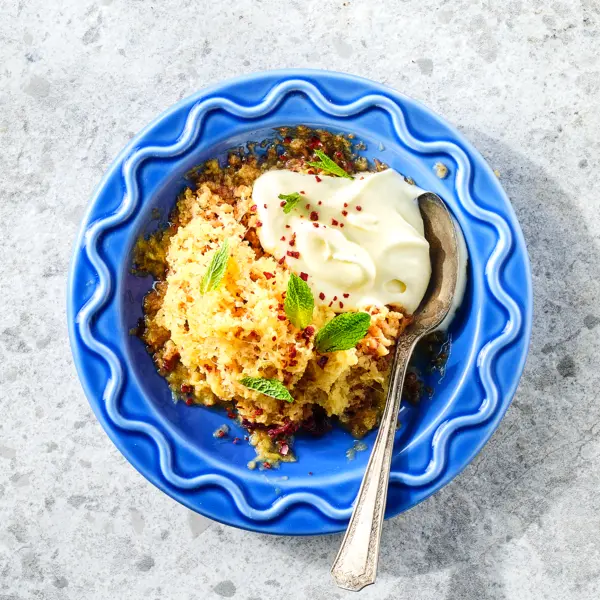 Geriebenes Pfirsich-Dessert mit Sahne