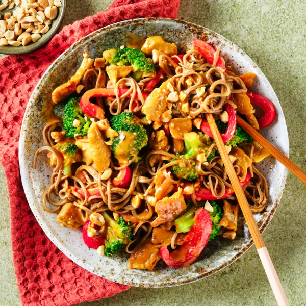 Vegane Soba-Nudeln in Erdnusssoße
