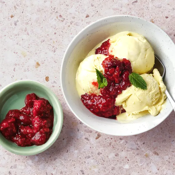 Vanilleeis mit heißen Himbeeren