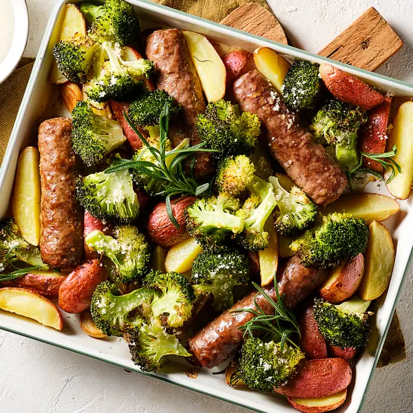 Traybake mit Bratwurst und Rosmarinkartoffeln