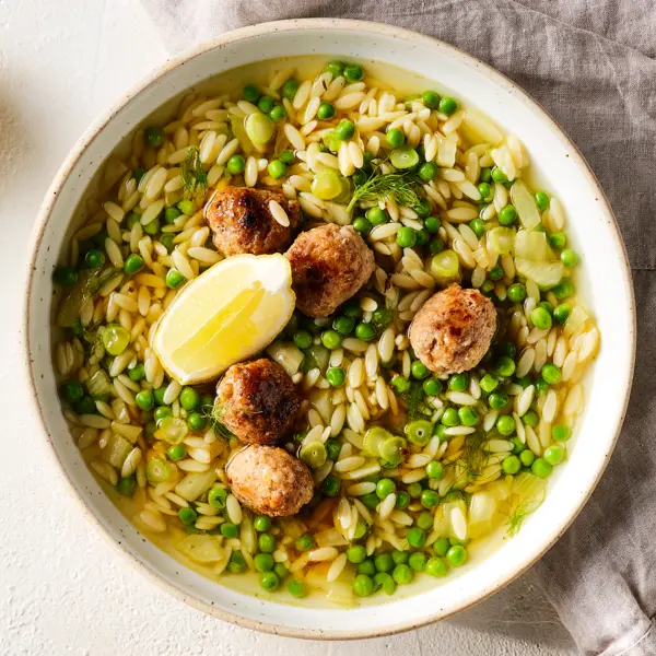 Kritharaki-Suppe mit Fleischbällchen und Zitrone