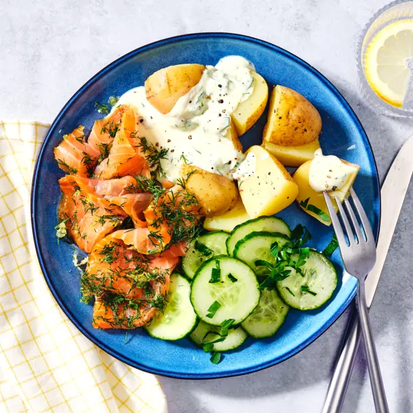 Schnell gebeizter Lachs mit Kräuter-Dip und Pellkartoffeln