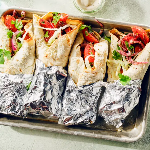 Wraps nach Lahmacun-Art mit Hackfleisch und Salat