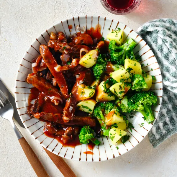 Sauerbraten-Geschnetzeltes mit Kräuter-Gemüse