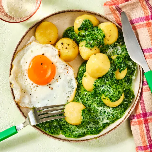 Knödel mit Rahmspinat und Spiegelei