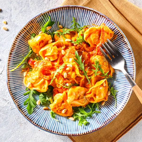 Tortellini in cremiger Tomaten-Paprika-Sauce