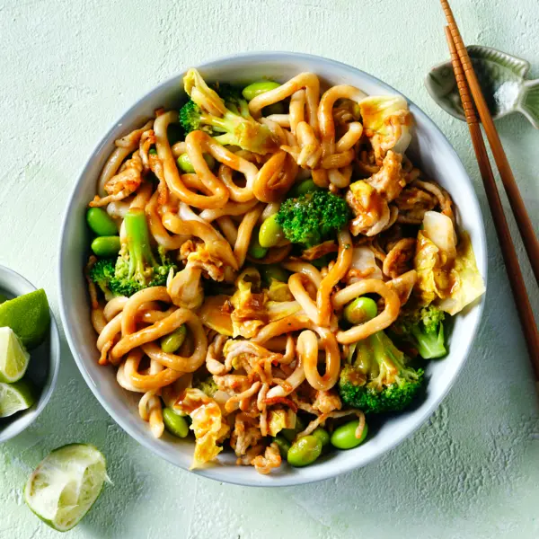 Sesam-Udon-Nudeln mit Hack und Gemüse