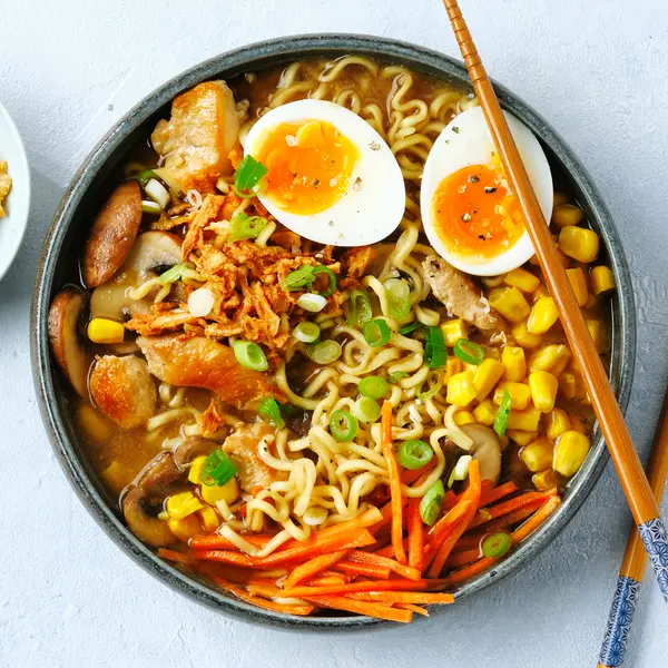 Einfache Miso-Ramen mit Hähnchen