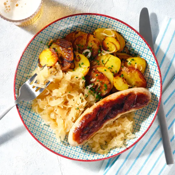 Bratwurst mit Bratkartoffeln und Sauerkraut