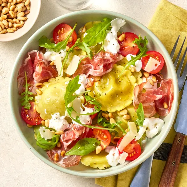 Ravioli-Salat mit Burrata und Parmaschinken