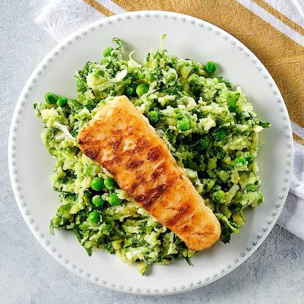 Kartoffelpüree mit grünen Erbsen und knusprigem Fisch