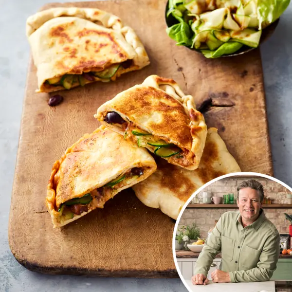 Schnelle gefaltete Pfannenpizza mit Zucchini und Oliven