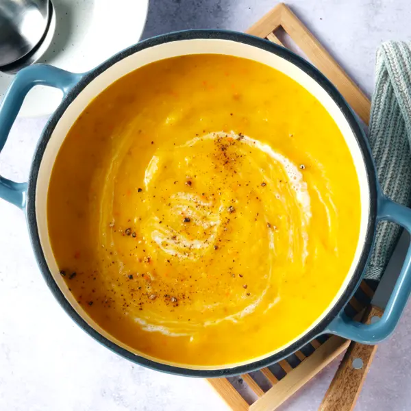 Kürbissuppe mit geröstetem Gemüse