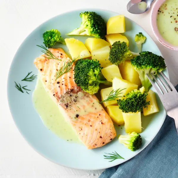 Lachsfilet mit Brokkoli, Kartoffeln und Dillsauce