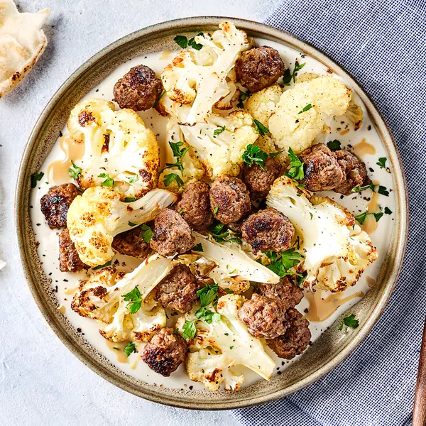Hackbällchen mit Tahin-Joghurt und Pita