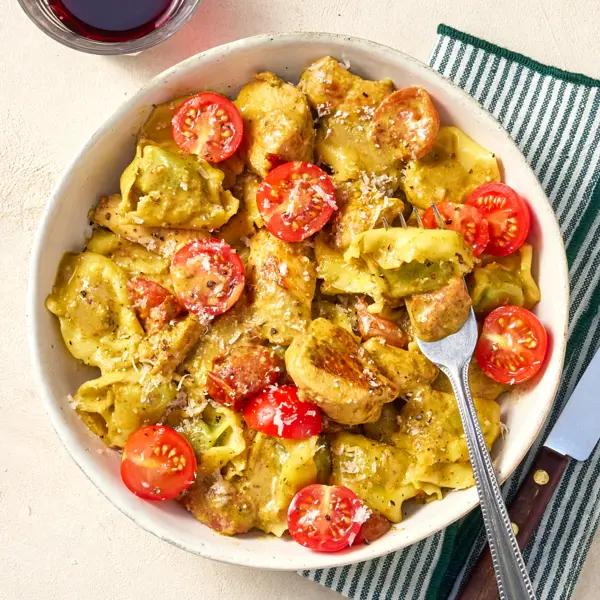 Tortelloni mit grünem Pesto und Hähnchen