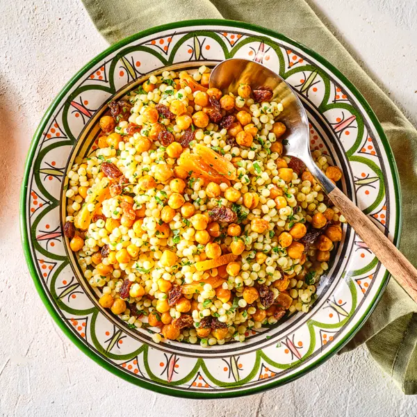 Couscous-Salat mit Rosinen und Kichererbsen