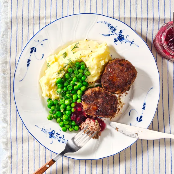 Frikadellen mit Erbsengemüse und Kartoffelpüree