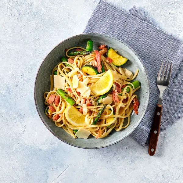 Linguine mit grünem Spargel und Speck