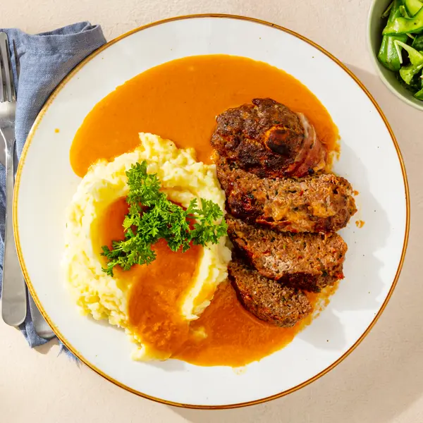 Hackbraten mit Gurkensalat
