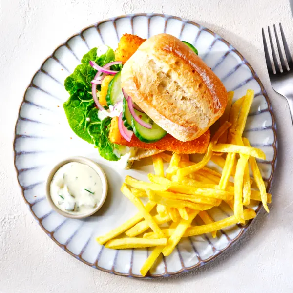 Fischstäbchen Burger mit einfacher Remoulade