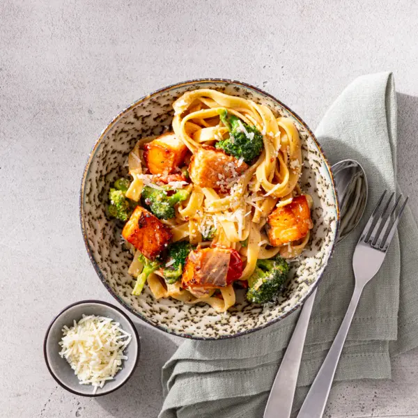 Lachs-Pasta mit Brokkoli-Tomaten-Creme