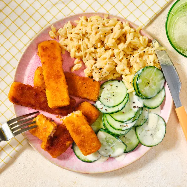 Fischstäbchen mit käsigen Kritharaki und Gurkensalat