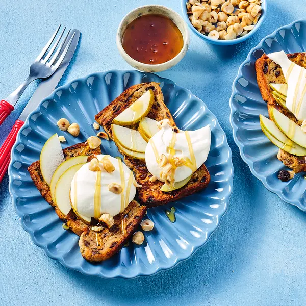 French Toast mit Rosinen und Honigcreme