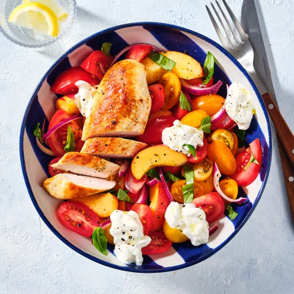 Tomate-Pfirsich-Salat mit Hähnchen und Burrata