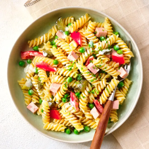 Klassischer Nudelsalat mit Mayonnaise
