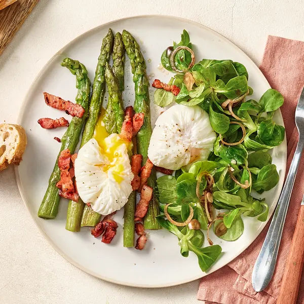 Grüner Spargel und pochiertem Ei