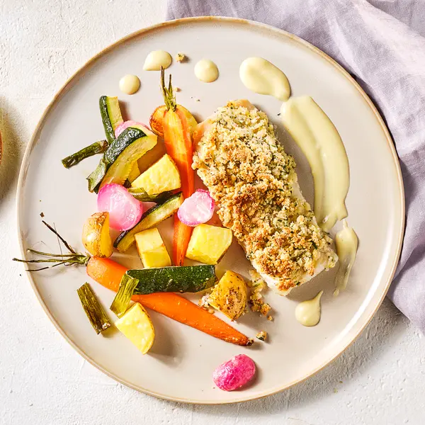 Knusperfisch an Frühlingsgemüse