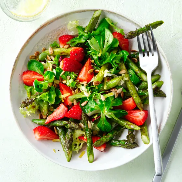 Grüner Spargel-Erdbeer-Salat