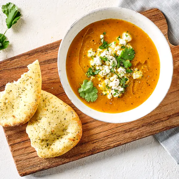 Kürbissuppe mit Feta und Naan