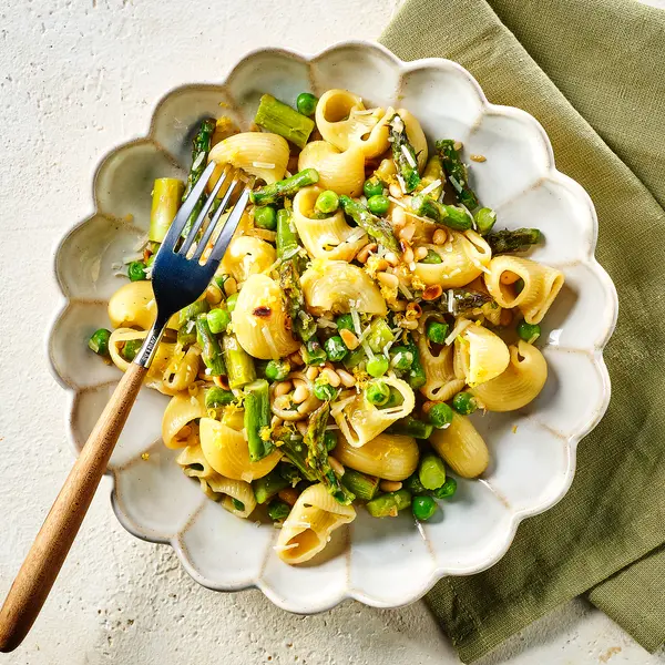 Rigatoni mit Spargel und Zitrone