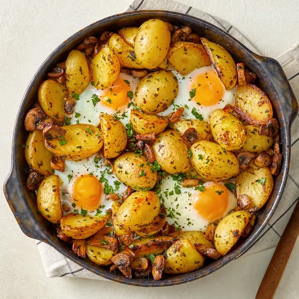 Eierpfanne mit Kartoffeln und Champignons