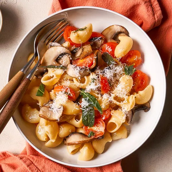 Penne mit Champignons und knusprigem Salbei