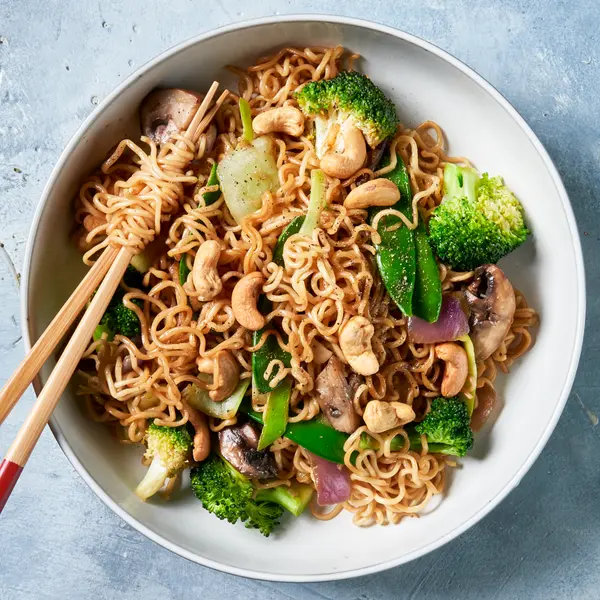 Schnelle Wok-Nudeln mit asiatischem Gemüse