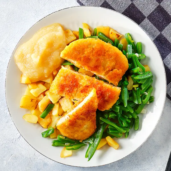 Knusprige Hähnchenfilets mit Bratkartoffeln und Apfelmus