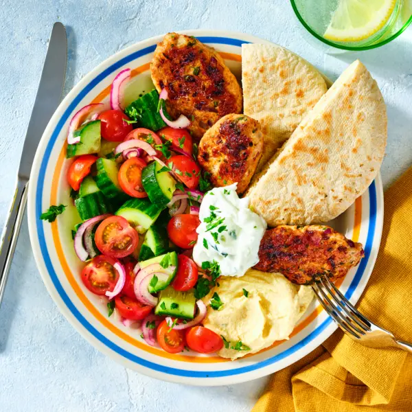 Puten-Köfte mit griechischem Salat und Hummus