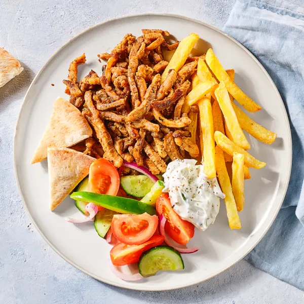 Gyros mit griechischem Salat und Pommes