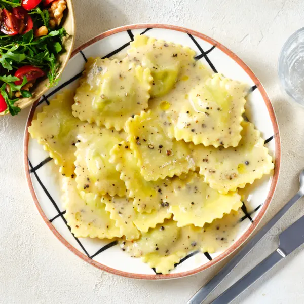 Ravioli cacio e pepe mit Rucolasalat