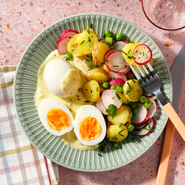 Senfeier an lauwarmen Frühlings-Kartoffelsalat