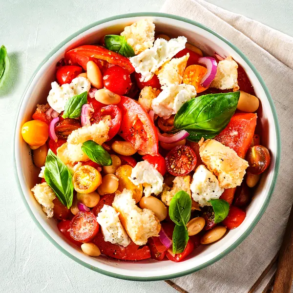 Panzanella Salat mit Burrata