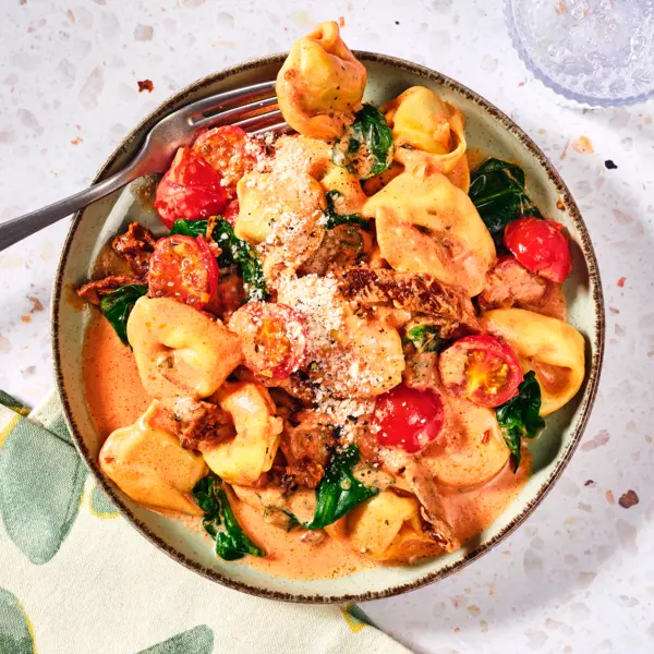 Tortelloni in Spinat-Tomaten-Sahne