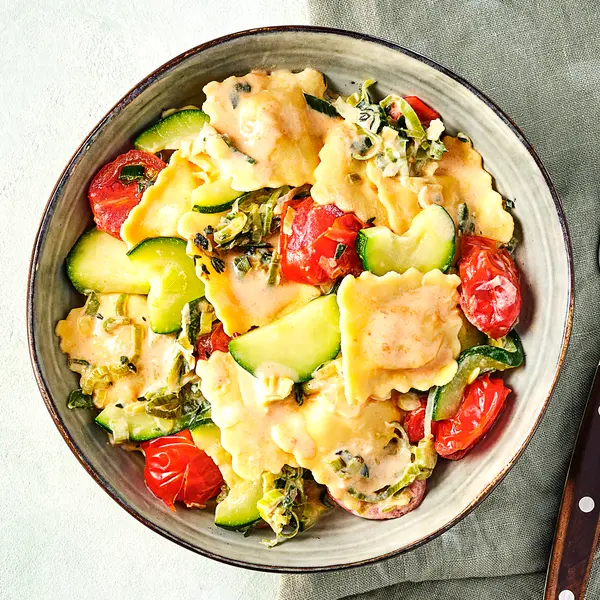 Frische Tortelloni mit Zucchini in Sahnesoße