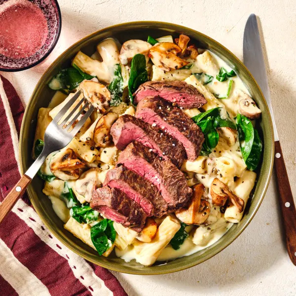 Steak auf Pasta in Parmesan-Knoblauchsoße