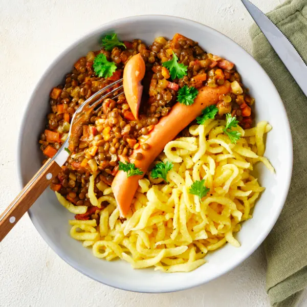 Linsen mit Spätzle und Wiener Würstchen
