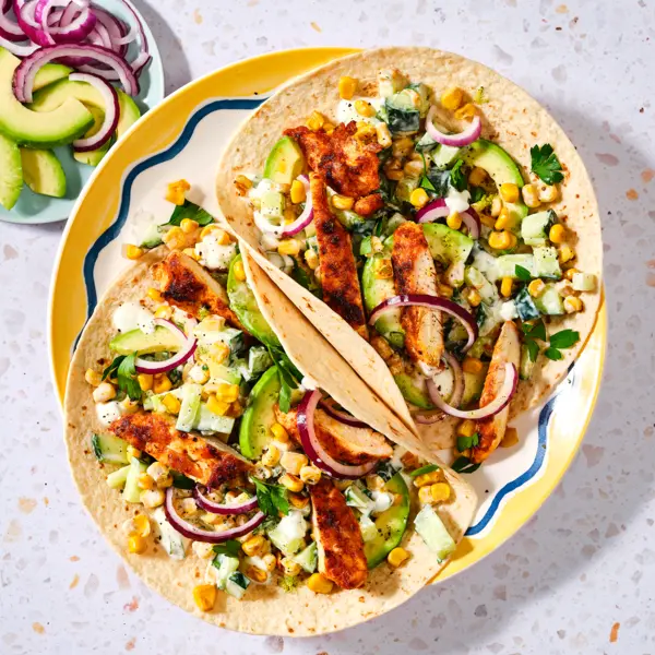 Würzige Hähnchen-Wraps mit cremiger Mais-Salsa