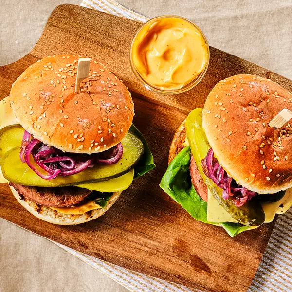 Vegane Cheeseburger mit Mayonnaise